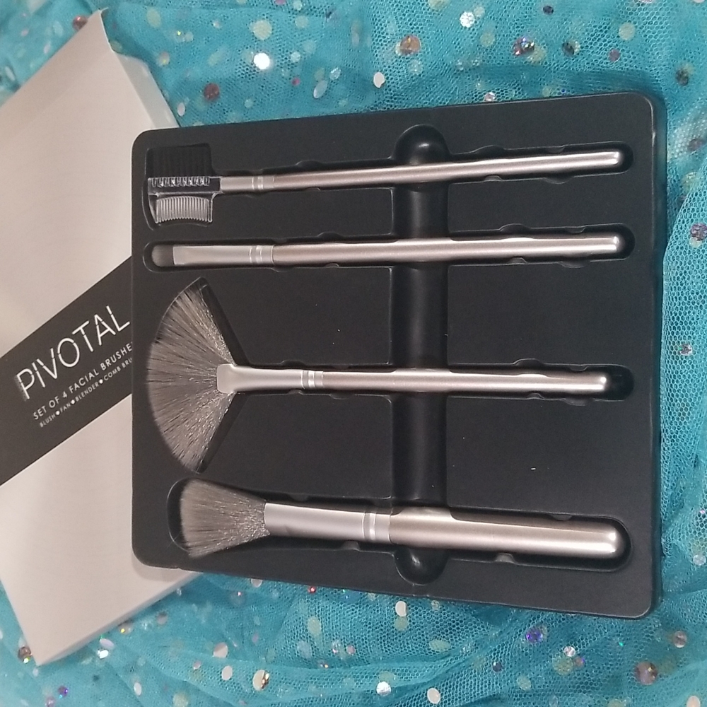 Pivotal makeup brushes